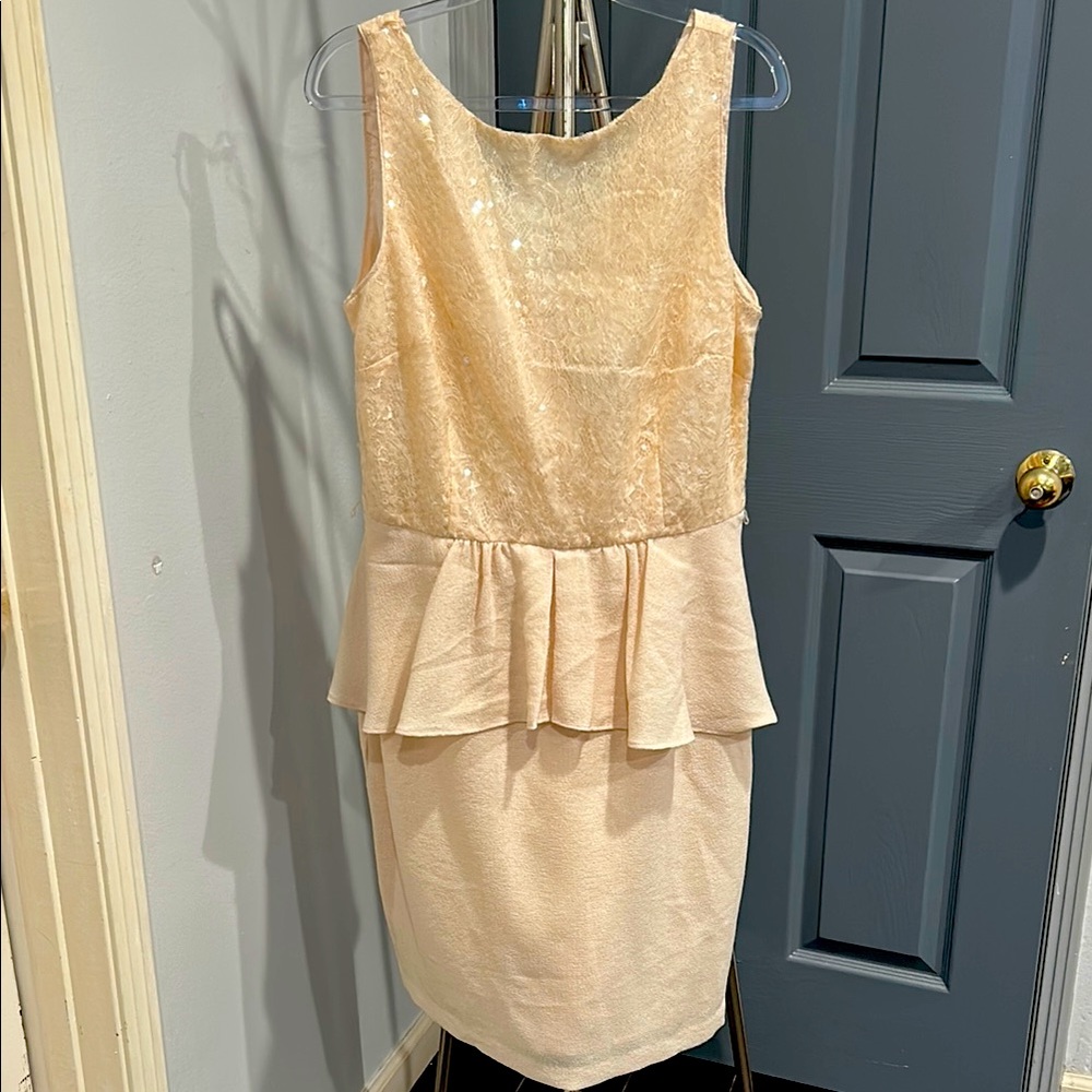 Gold Sleeveless Peplum lace Dress.
Pit to pit‎ 18